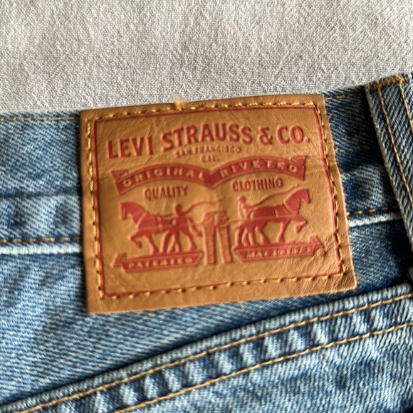 Levi’s Wedgie Shorts - Picture 2 of 4
